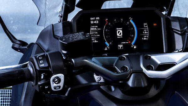 Новий підключений до смартфону TFT-дисплей, навігаційна система  із  картою Garmin. 