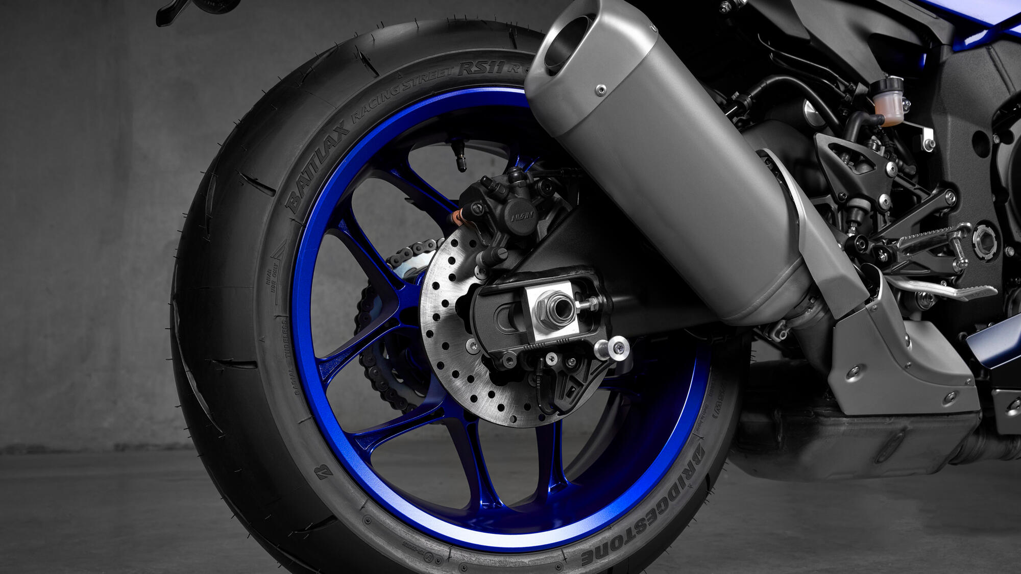 Шины Bridgestone Battlax RS11 