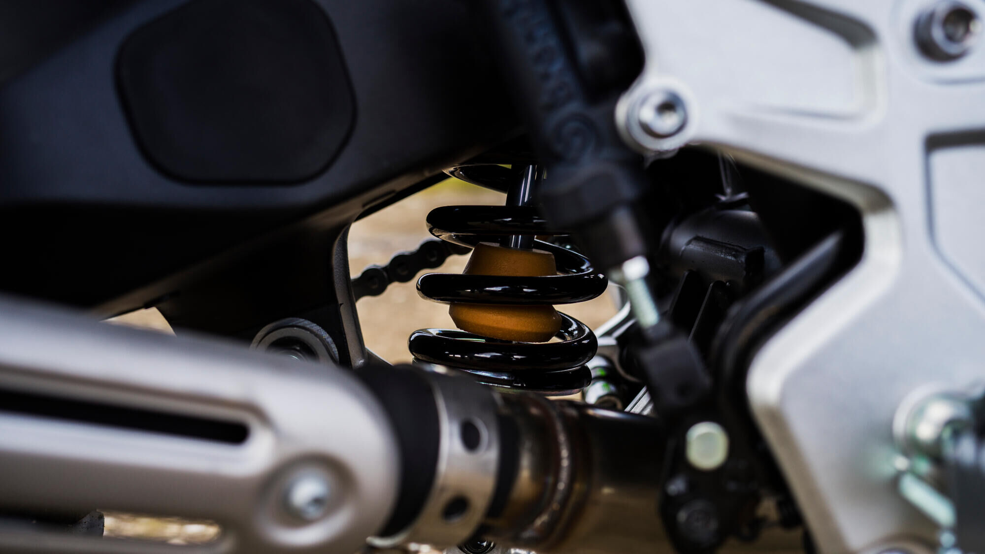 Задний амортизатор с возможностью дистанционной регулировки 